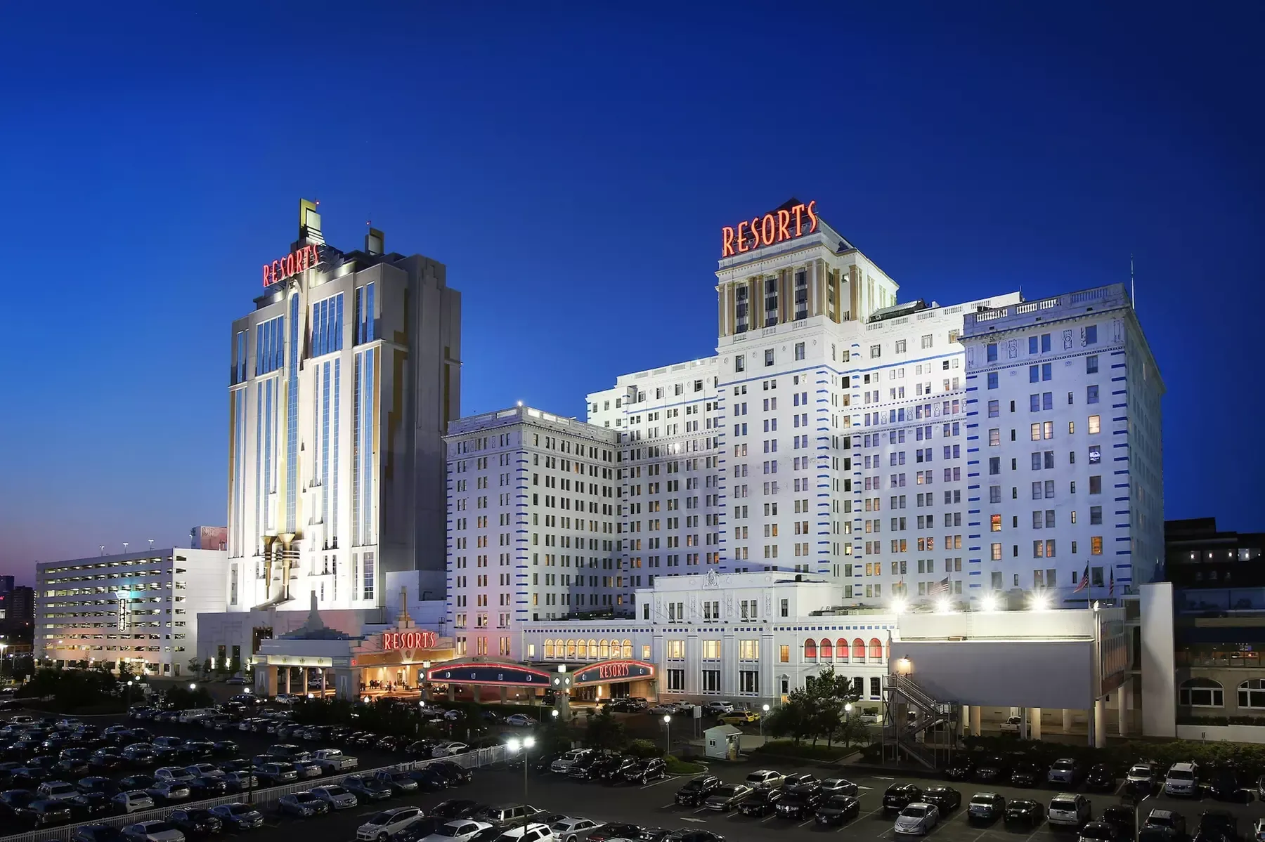 iGaming demo reading on a device during a coastal hotel stay